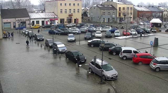 Tak wygląda siewierski rynek w piątkowe (5 marca) przedpołudnie. Samochodów jest sporo, wkrótce za parkowanie w tym miejscu trzeba będzie zapłacić Zobacz kolejne zdjęcia/plansze. Przesuwaj zdjęcia w prawo - naciśnij strzałkę lub przycisk NASTĘPNE