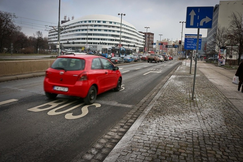 Kierowcy stracili pas na Dominikańskim. Teraz jest dla rowerów i autobusów