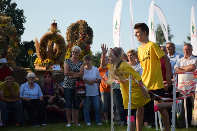 Mszą świętą w kościele w Kwakowie rolnicy rozpoczęli tegoroczne dożynki. Po skończonej mszy, kolorowy korowód przeszedł w kierunku boiska, gdzie rozstawiono scenę, na której jako pierwszy wystąpił zespół Ale Babki. Działającemu przy Gminnym Centrum Kultury i Promocji zespołowi z powodzeniem udaje się łączyć muzykę rozrywkową z tradycyjnymi polskimi utworami. Podobne brzmienie zaprezentował zespół El-Senior. Słowiańskie, skandynawskie i celtyckie dźwięki zagrał zespół Zgagafari. Nie zabrakło też Orkiestry GCKiP, a także Zespołu Pieśni i Tańca Szczecinianie. Zaprezentowano też bogate wieńce dożynkowe i dożynkowy chleb. Każde sołectwo musiało wystawić swoją drużynę do konkursów w Turnieju Sołectw. Uczestnicy w parach musieli biegać w alkogoglach, albo do celu rzucać ziemniakami.  Zobacz wideo: Dożynki gminy Kobylnica w Kwakowie