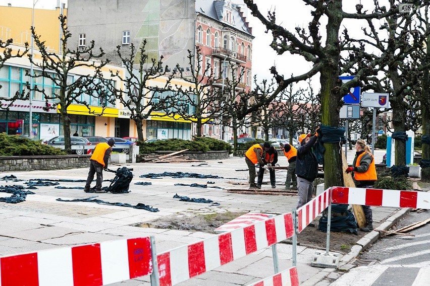 Prace na placu Adamowicza w Szczecinie. Zakończenie do 30 czerwca. Treść tablicy jeszcze nieznana [ZDJĘCIA]