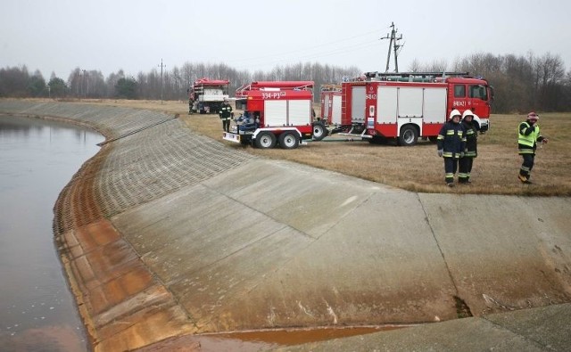 Nad Radomką w Domaniowie strażacy sprawdzili kontener powodziowy. 