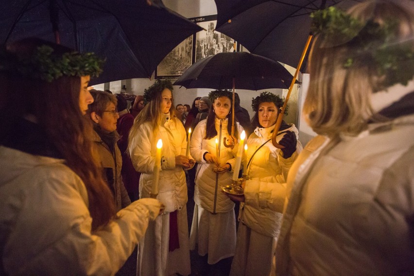 Orszak Świętej Łucji po raz 27. odwiedzi Gdańsk. Parada dziewcząt w białych sukniach na Długim Targu 