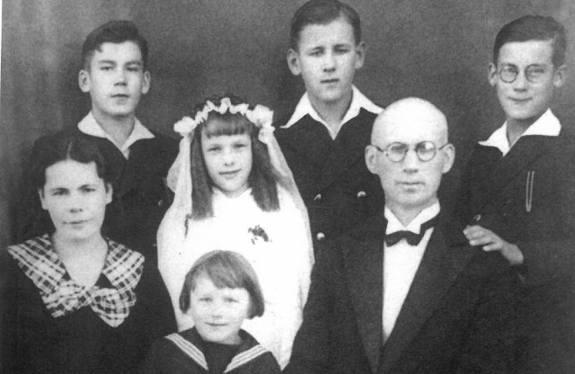 Rodzina Karwaszów. Rodzice Agata i Alojzy oraz dzieci: Kazimierz, Józef, Alojzy jr., Felicyta oraz Stanisław -  w mundurku marynarskim.