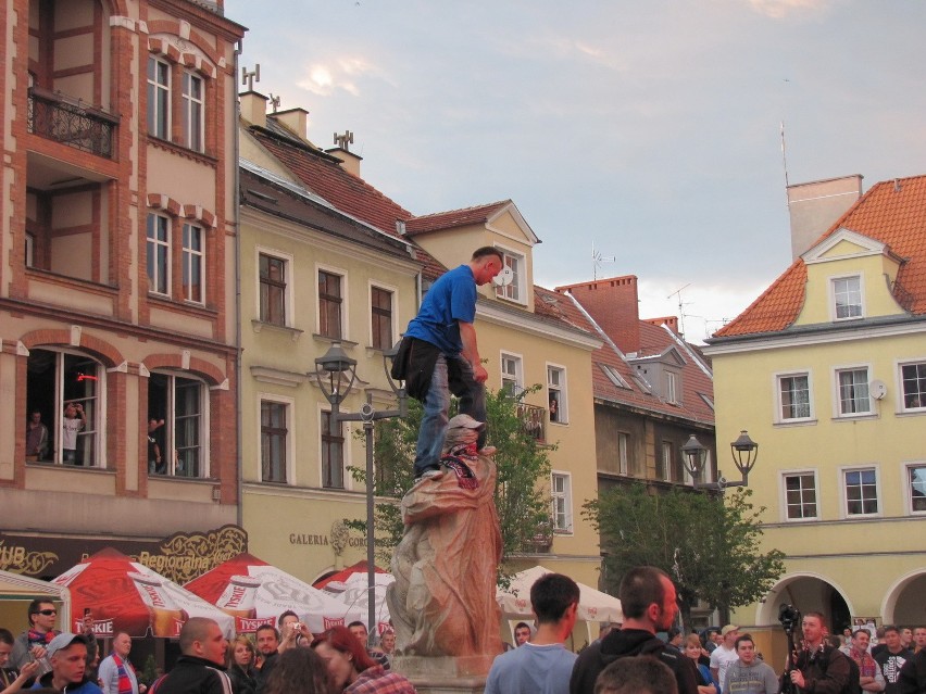 Piast Gliwice w ekstraklasie, kibice świętują, policja strzela! [ZDJĘCIA i WIDEO]