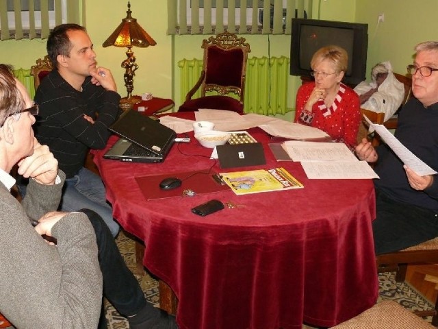 Próba czytana fragmentu "Betlejem Polskiego&#8221;. Od lewej: Marek Gruchota, Wawrzyniec Ciesielski, Małgorzata i Antoni Kopytowie.