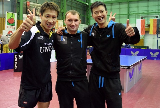 Zmęczeni, wyczerpani ale bardzo szczęśliwi (od lewej) Kaii Konishi (Yoshida), Jarosław Żmudenko i Wang Yang (Olimpia-Unia Grudziądz), którzy pokonali 3:2  FC Saarbrücken Tischtennis i awansowali do 1/2 finału Ligi Mistrzów