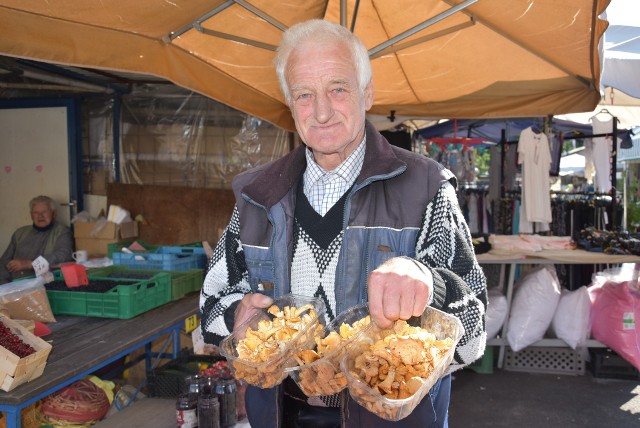 Smakosze na razie muszą się zadowolić kurkami. Kilogram kosztuje 55 złotych i ta cena jest zbliżona do ubiegłorocznej. - Za 200-gramowe opakowanie zapłacimy 10 złotych - m&oacute;wi Zbigniew W&oacute;jciak z Czarnowąs, kt&oacute;ry handluje grzybami od lat. Znają go wszyscy, kt&oacute;rzy po owoce, warzywa, czy właśnie po grzyby przychodzą na opolskie targowisko Cytrusek.