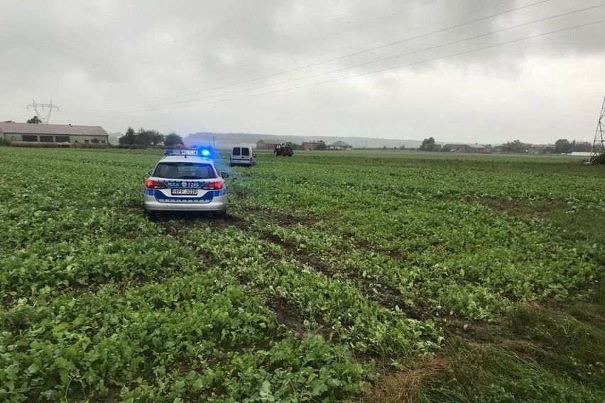 Pijany kierowca uciekał przez pola oplem, a potem pieszo