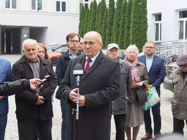 Konferencja prasowa z udziałem ministra Zbigniewa Raua oraz mieszkańców osiedli Wiskitno i Wzniesienia Łódzkie odbyła się na dziedzińcu magistratu w Łodzi.