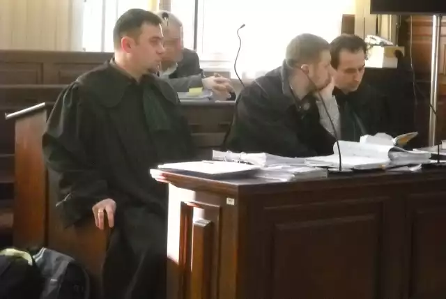 Oskarżonego reprezentuje już trzech adwokatów, w  tym mec. Damian Nowak, któremu wcześniej Jerzy D. cofnął pełnomocnictwo, a na wczorajszej rozprawie przyznał je na nowo.