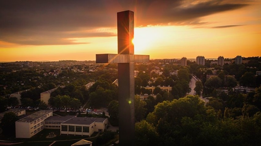 Krzyż więńczący wieżę kościoła na Wzgórzach Krzesławickich
