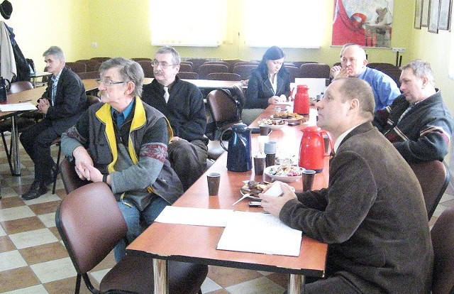 Narada w sprawie jezior: prof. Ryszard Wiśniewski (pierwszy z lewej) i burmistrz Andrzej Gatyński (przy stole z prawej)