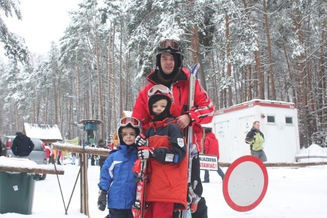 Kilka godzin jazdę na nartach trenowali na stoku na Stadionie w Kielcach Aleksandra, Dawid i Marcin Bąk.