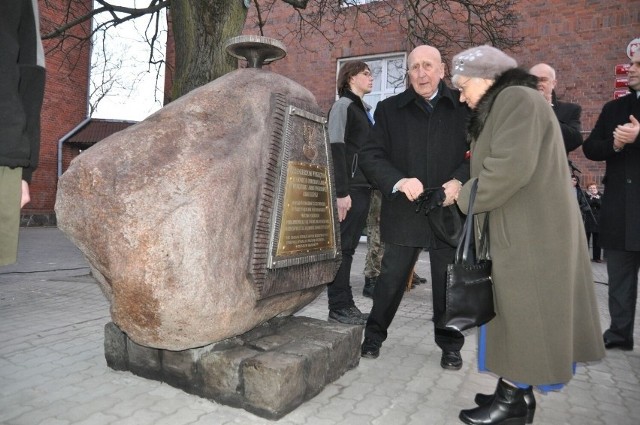 Śp. Kazimierz Pieńkowski i śp. Maria Sosnowska przy szczecineckim pomniku Żołnierzy Wyklętych