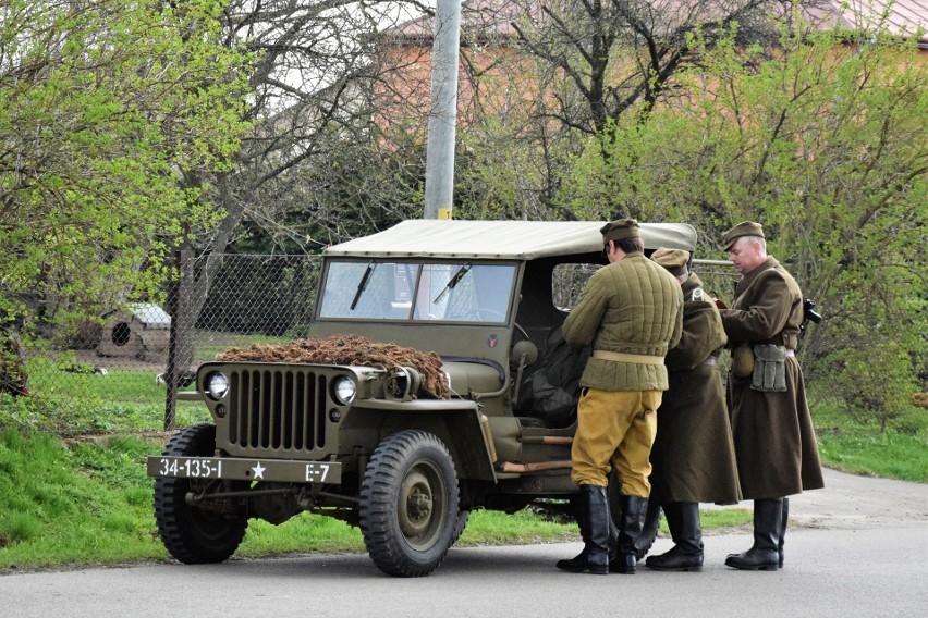 Uczestnicy rajdu zapalali znicze na mogiłach i przy...