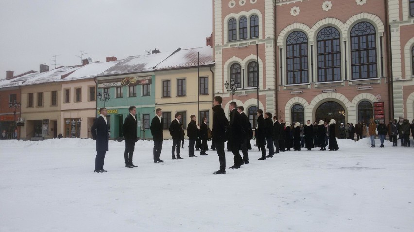 Polonez w wykonaniu maturzystów z Żywca