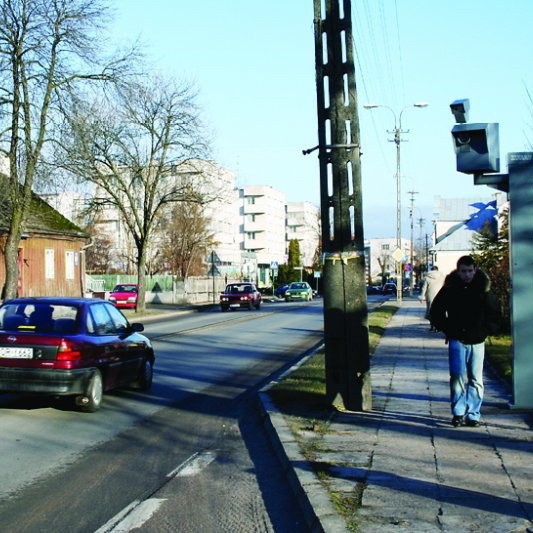 Kierowcy zwalniają już także na widok kolejnego masztu z fotoradarem, który ustawiono na ul. 3 Maja