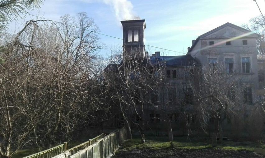 Pożar pałacu w Kończewie. Trwa akcja gaśnicza