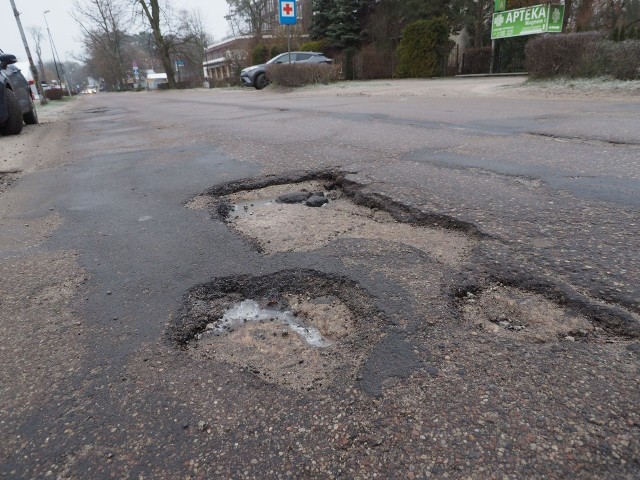Kierowcy alarmują: główna droga w Mielnie jest w złym stanie technicznym