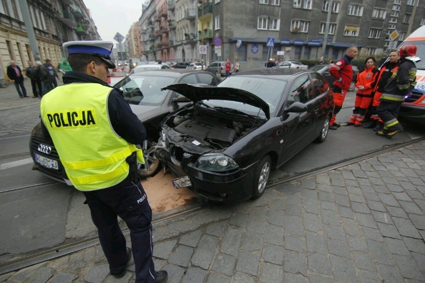 Wrocław: Wypadek na skrzyżowaniu Nowowiejskiej i Żeromskiego [ZDJĘCIA]