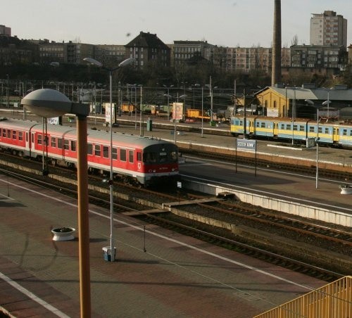 Koncepcja zagospodarowania dworca i terenów mu przyległych jest śmiała. Zakłada m.in. przeniesienie ruchu pasażerskiego nad perony i zagospodarowanie obiektów technicznych, w tym lokomotywowni.