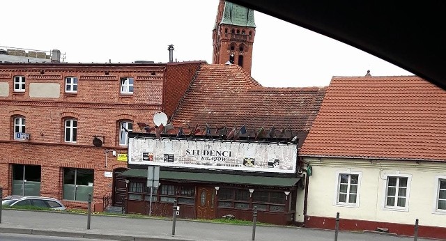 Tak wyglądają flagi nad byłym klubem, brudna i brzydka wizytówka jednej z głównych ulic Bydgoszczy