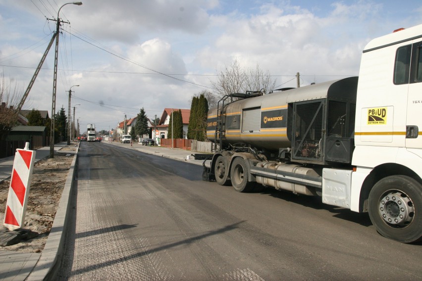 Remont Sikorskiego w Ostrowi. Ulica jest wyłączona z ruchu. Trwa układanie asfaltu. Zdjęcia. 29.03.2022