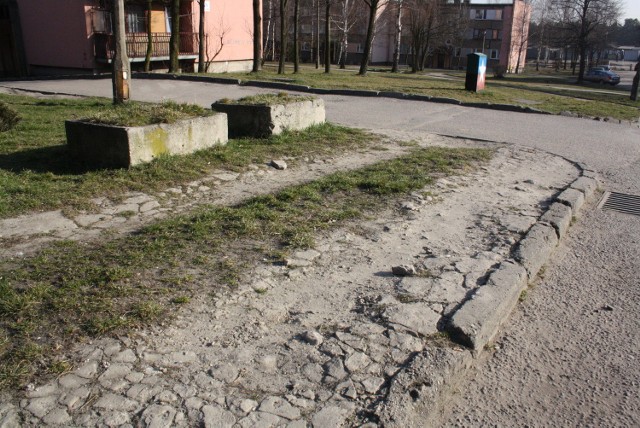 Okolice ulic Konopnickiej i Kochanowskiego. Chodnik jest rozjeżdżony przez auta, bo te nie mają gdzie parkować