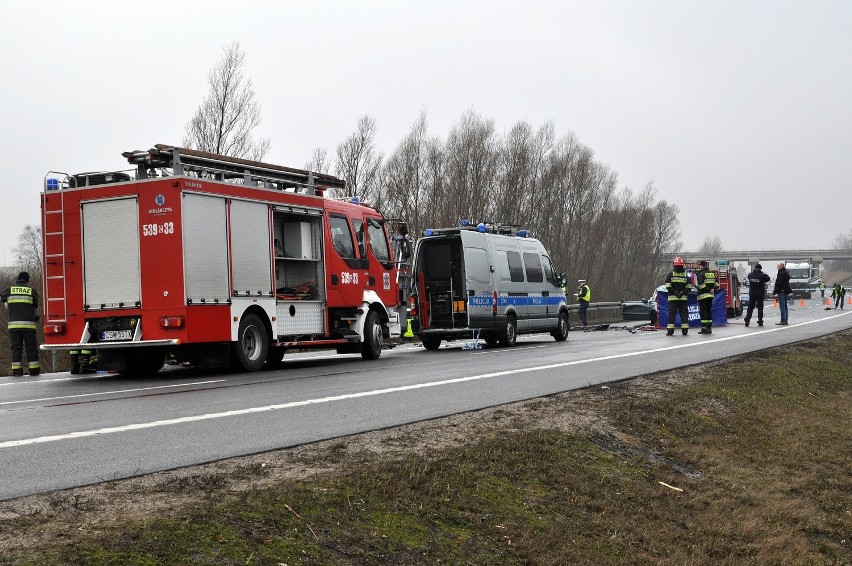 Do czołowego zderzenia dwóch samochodów osobowych doszło...