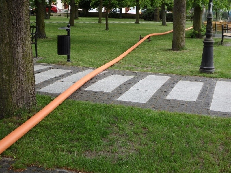 Rury na kwietniku w parku w Rzgowie, zaczyna się wymiana gazociągu