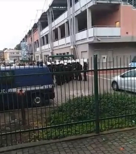 Interwencja policji po derbach w Tarnobrzegu. Kibice: policjanci gazowali nawet dzieci. Policja: interwencja była uzasadniona (WIDEO)