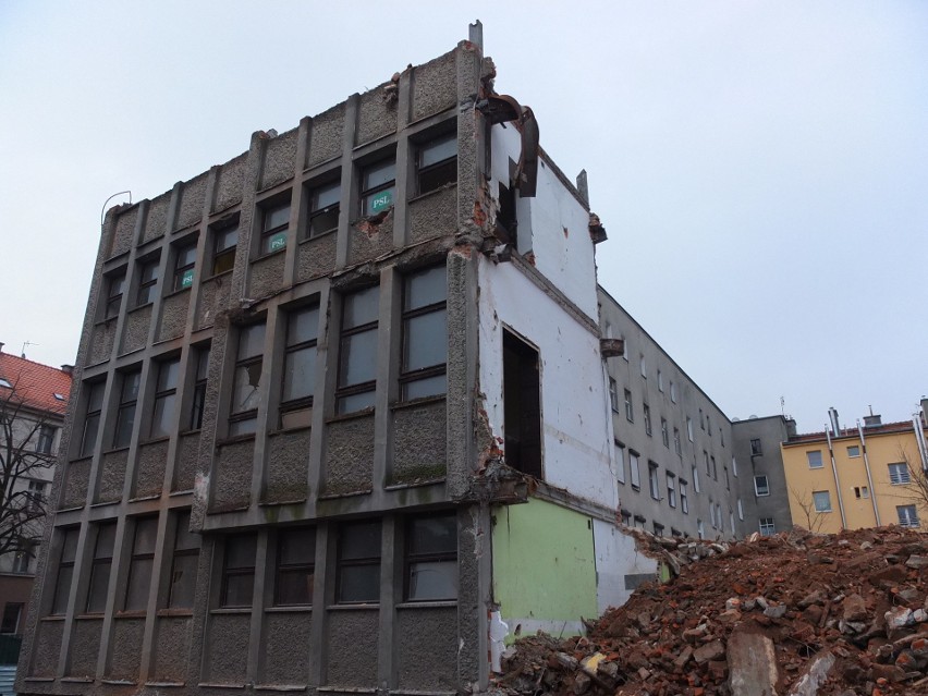 Dom Ruchu Ludowego znika z ulicy Katowickiej w Opolu. Będzie tam apartamentowiec Oleander House