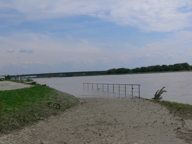 Woda podmyła Bulwar Józefa Piłsudskiego w Sandomierzu. Jednak poziom wody w Wiśle spada.