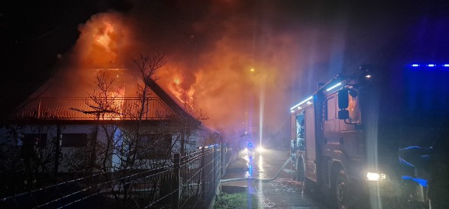 Do groźnego pożaru doszło w godzinach wieczornych w Starych Bielicach.