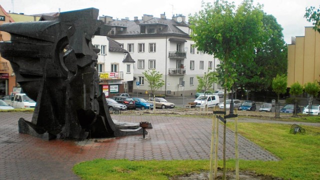 Plac gen. Okulickiego. Tu ma być częściowo podziemny parking. Pomnik gen. Okulickiego zostanie tam gdzie stoi lub zostanie przesunięty. Pod koniec czerwca ma być gotowa wizualizacja parkingu