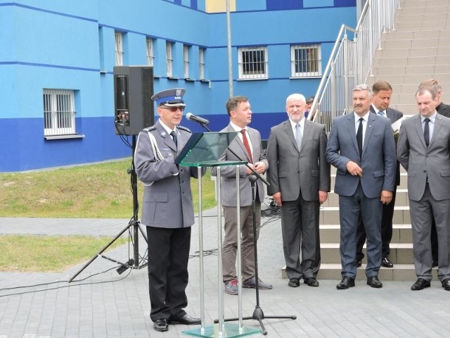 Marek Świszcz odczytał list mazowieckiego komendanta wojewódzkiego policji i pochwalił ostrołęcką jednostkę za ostatnie osiągnięcia. Potem mundurowym za pracę dziękowali przedstawiciele samorządów i goście