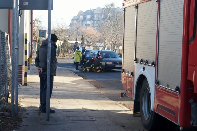 Kierująca osobowym Volkswagenem, wykonując manewr skrętu w prawo w ulicę Wrocławską, potrąciła kobietę przechodzącą przez przejście dla pieszych. Z obrażeniami twarzy i ogólnymi potłuczeniami, poszkodowana została odwieziona do szpitala.