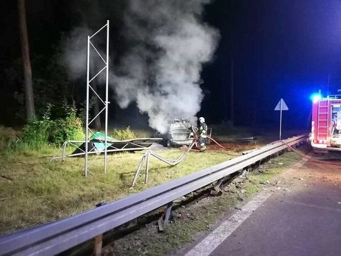 MIĘDZYRZECZ Samochód wypadł z drogi i stanął w płomieniach. Na miejscu zdarzenia natychmaist pojawili się strażacy, którzy ugasili  auto