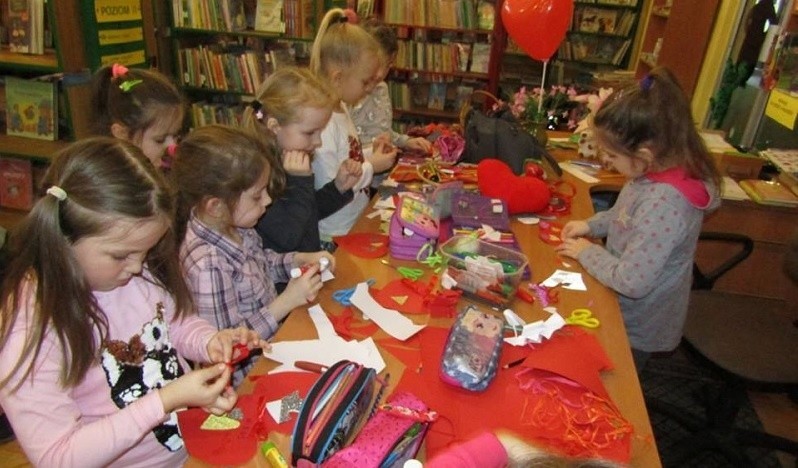 Walentynki w pińczowskiej bibliotece. Dzieci z zerówki stworzyły wyjątkowe kartki i serduszka [ZDJĘCIA]