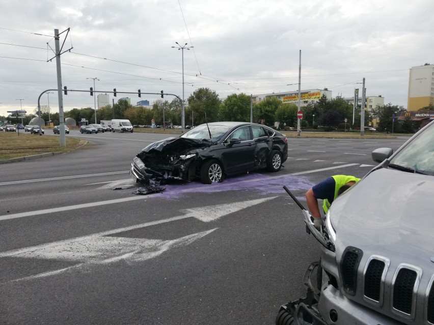 Zderzenie dwóch samochodów na skrzyżowaniu Szosy Lubickiej ze Ślaskiego w Toruniu