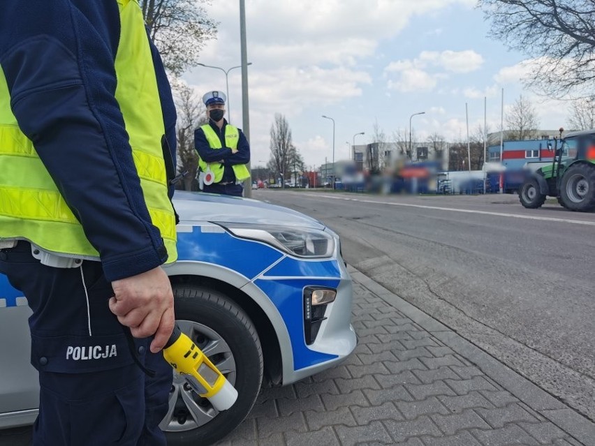 Łomża. Jechał za szybko, po alkoholu i bez uprawnień. W dodatku podał się policji za brata. Wpadł, bo nie pamiętał daty urodzenia