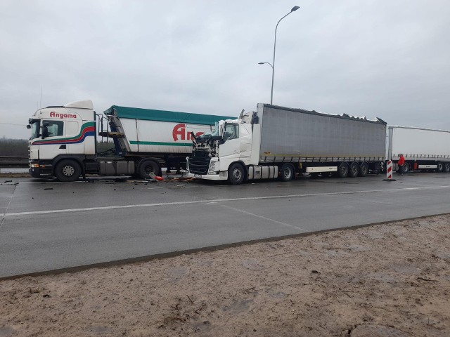 Poważne zdarzenie na autostradzie w Częstochowie. Jedna osoba przewieziona do szpitala.