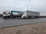 Wypadek na autostradzie A1 w Częstochowie. Zderzyły się 3 ciężarówki. Jedna osoba przewieziona do szpitala