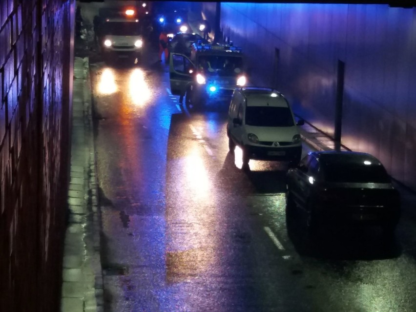 Mercedes uderzył w ścianę tunelu na pl. Dominikańskim 