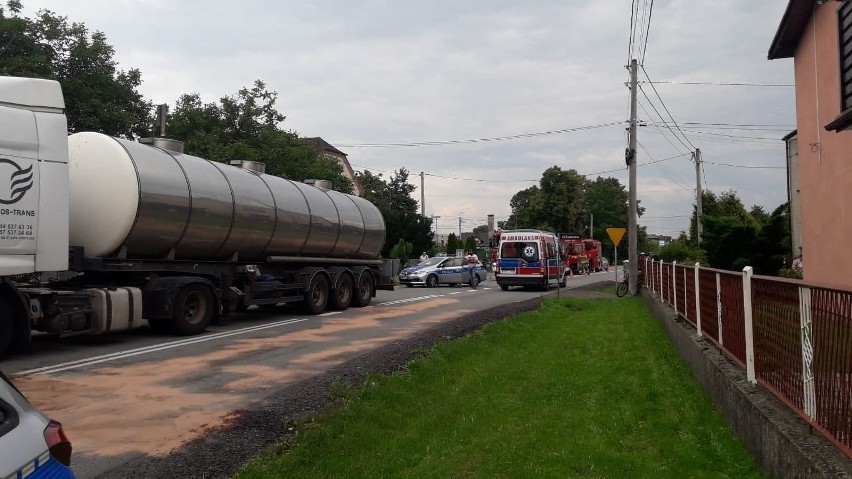 Wypadek na DW nr 923 w Nowej Wsi w powiecie rybnickim. Bus zderzył się z cysterną. Cztery osoby zostały ranne