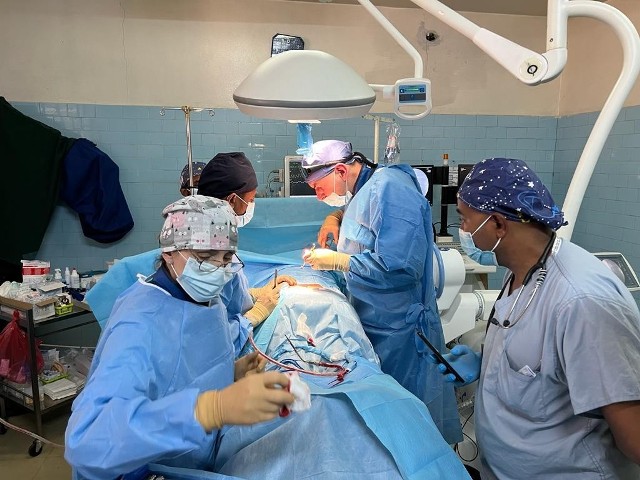 W czasie tygodniowej misji medycznej w Etiopii neurochirurdzy ze szpitala Jurasza w Bydgoszczy przeprowadzili blisko 20 operacji. Dzielili się także swoją wiedzą z etiopskimi lekarzami.