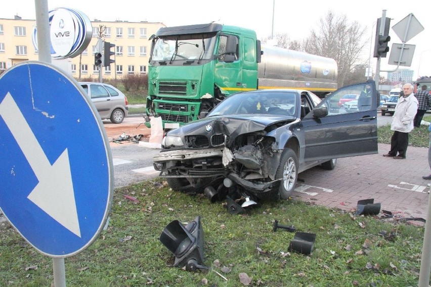 Wypadek w Kielcach. Zderzyły się ciężarówka, dostawczak i dwie osobówki 