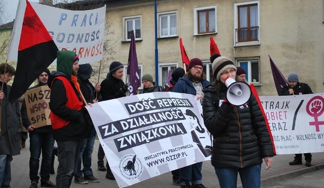 Pracownicy z GOPS-u rozpoczęli strajk, domagając się podwyżek. W Wierzbicy pikietę zorganizowała też Partia Razem.
