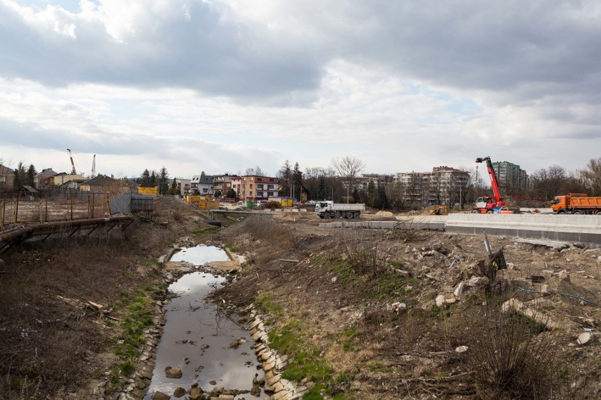 Kraków. Pogoda sprzyja przyspieszeniu budowy Trasy Łagiewnickiej. Prace prowadzone są przez małe brygady zachowujące odstęp [ZDJĘCIA]