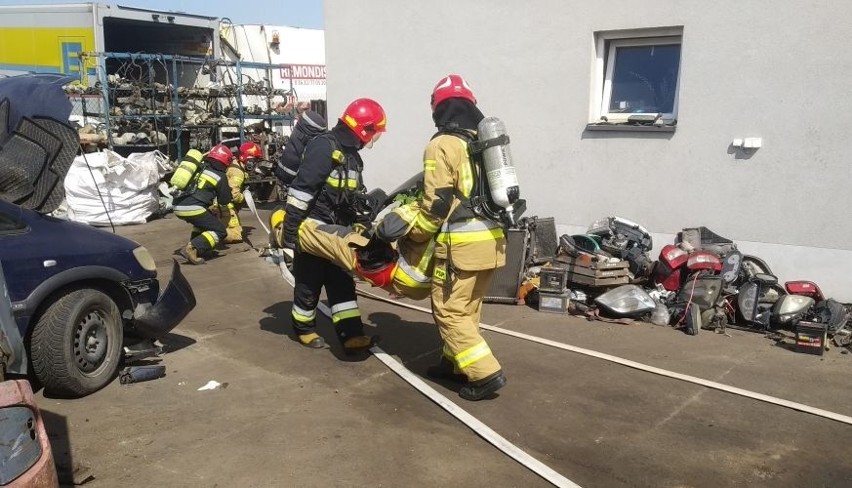 Sandomierscy strażacy ćwiczyli na... stacji demontażu pojazdów w Sandomierzu [ZDJĘCIA]